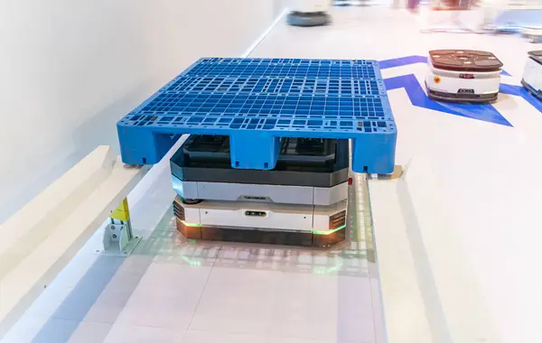 Coche Robot Del Almacén Lleva Ensamblaje Caja Cartón Fábrica Imágenes de stock libres de derechos