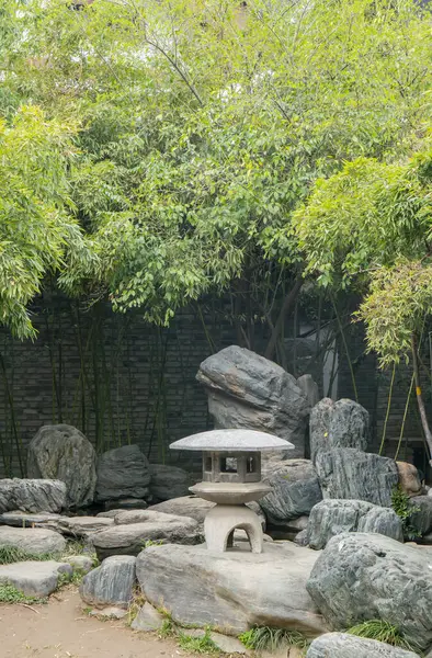 中国西安市青龙寺的灯笼和亭子 免版税图库图片