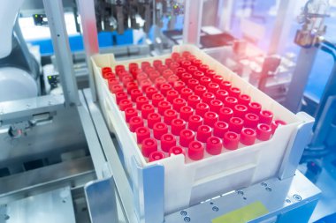 Laboratuvarda biyolojik deneyler için test tüplü robot kolu.