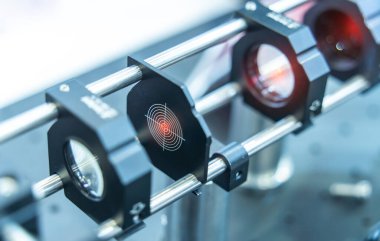Optik laboratuvarda lazer aygıtı denemesi