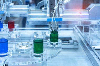 Elektronik montaj hattı için robot kolu. Akıllı teknoloji üretim sürecinin robotu