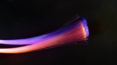 Teknoloji arka planında fiber optik ağ kablosu