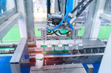 Süt fabrikasında endüstriyel yoğurt paketleme hattı