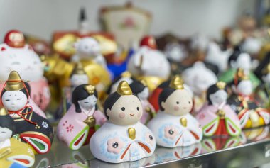 Geleneksel Japon bebekleri her yıl 3 Mart 'ta düzenlenen Japon Kız Festivali' nin sembolüdür..