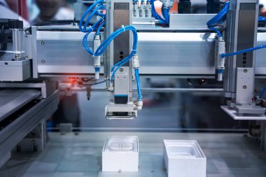 Robot vakum enayiler ile konveyör imalatı telefon fabrikasında, akıllı fabrika sanayi 4.0 kavramı ile.