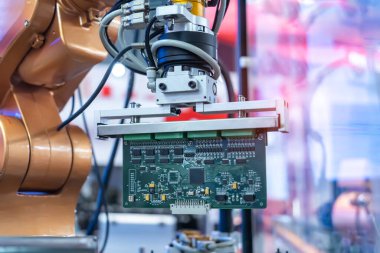 Fabrikada lehimleme veya kaynak yaparken yazdırma devresi (PCB) montaj makinesi için otomatik robot