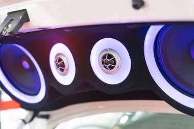 Müzik setinin renkli ışıkları ve arabadaki hoparlörler 