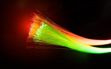 Teknoloji arka planında fiber optik ağ kablosu