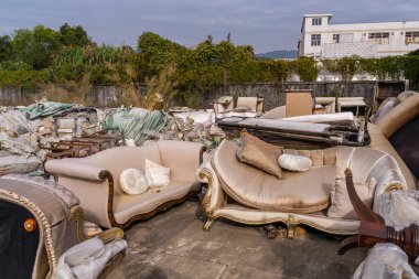 Büyük bir mobilya yığını.