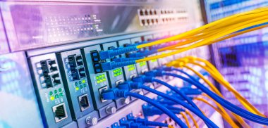Fiber Optik kablolar ethernet portlarına bağlı optik port ve ağ kablolarına bağlı
