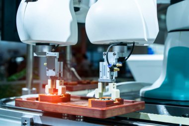 Elektronik montaj hattı için robot kolu. Akıllı teknoloji üretim sürecinin robotu.