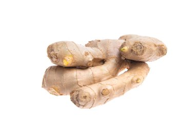 Beyaz arkaplanda zencefil kökü izole edildi