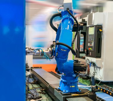 Dijital fabrika üretim teknolojisi için akıllı endüstriyel robot kolları Endüstri 4.0 otomasyon üretim sürecini gösteriyor