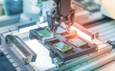 Fabrikada lehimleme veya kaynak yaparken yazdırma devresi (PCB) montaj makinesi için otomatik robot