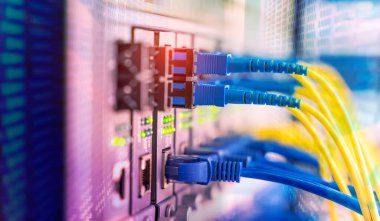 Fiber Optik kablolar optik portlara ve UTP 'ye bağlandı, ethernet portlarına bağlı ağ kabloları