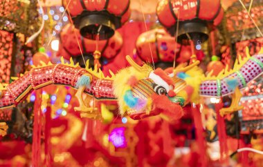 Yetişkin Siyah Taç Giyen Gece Balıkçıl (Nycticorax nycticorax hoactli) bataklıklar üzerinde uçar