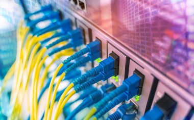 Fiber Optik kablolar optik portlara ve UTP 'ye bağlandı, ethernet portlarına bağlı ağ kabloları