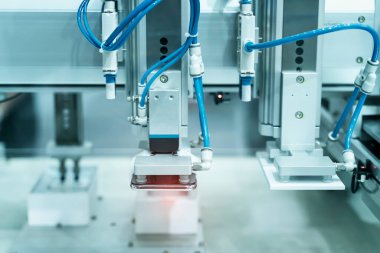 Robot vakum enayiler ile konveyör imalatı telefon fabrikasında, akıllı fabrika sanayi 4.0 kavramı ile.