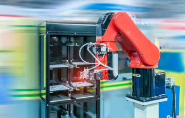 Akıllı bir fabrikada otomatik robot. Montaj satırı