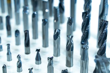 Otomatik ağır endüstriyel matkap ucu fabrikadaki metal bloğu kesiyor.