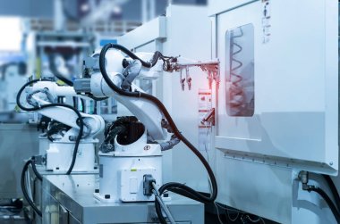 Akıllı bir fabrikada otomatik robot. Montaj satırı