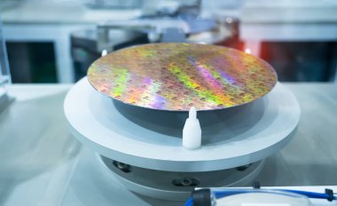 Otomatik kontrol uygulaması otomatik robot kolu üzerinde silikon gofretler ve mikro devreler