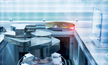 Otomatik kontrol uygulaması otomatik robot kolu üzerinde silikon gofretler ve mikro devreler