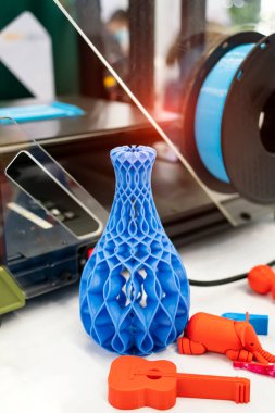 Mavi vazo kapanış objesi 3D yazıcı kapağı. İlerici modern katkı teknolojisi 4.0 endüstriyel devrim