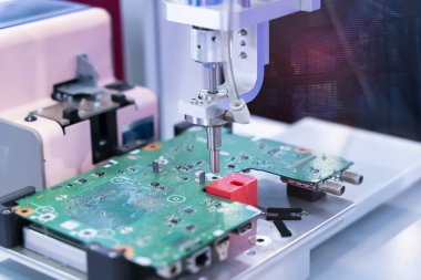 PCB endüstriyel üretim fabrikasında robot matkap aracı
