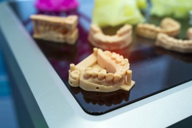 Bir fotopolimer materyalden 3D yazıcı.