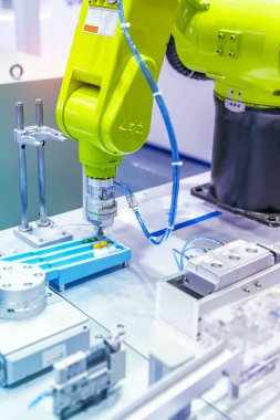 Endüstriyel üretim fabrikasında otomatik makine aracı, Akıllı fabrika endüstrisi 4.0 konsepti.