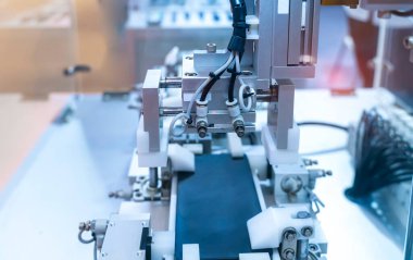 akıllı makine cep telefonu fabrikasında çalışıyor, akıllı fabrika endüstrisi 4.0 konsepti.