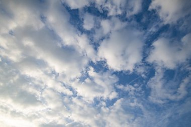 Küçük bulutlu mavi gökyüzü arkaplanı