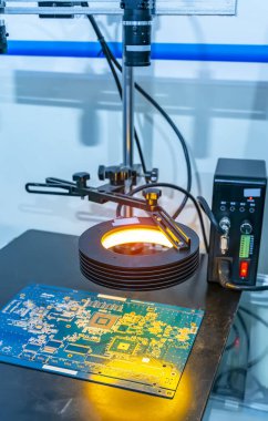 Zlegence pcb fabrikasındaki robotik görüş sensör kamera sistemi, endüstri 4.0 ve teknoloji konsepti için imalat endüstrisi