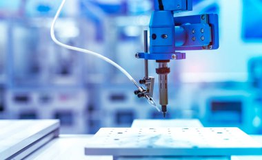Fabrikada yazdırılmış ve montajlanmış elektrik devre kartı (PCB) için otomatik nokta lehimleme için sistemin robotik lehimleme demir uçları
