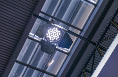 Alışveriş merkezinin çatısında LED ışığı.