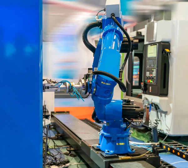 Dijital fabrika üretim teknolojisi için akıllı endüstriyel robot kolları Endüstri 4.0 otomasyon üretim sürecini gösteriyor