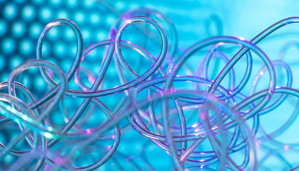 Fiber optik kablodan oluşan neon girdap kıvrımlı çizgi akıntıları ile