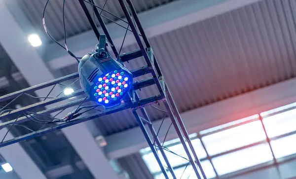 Alışveriş merkezinin çatısında LED ışığı.