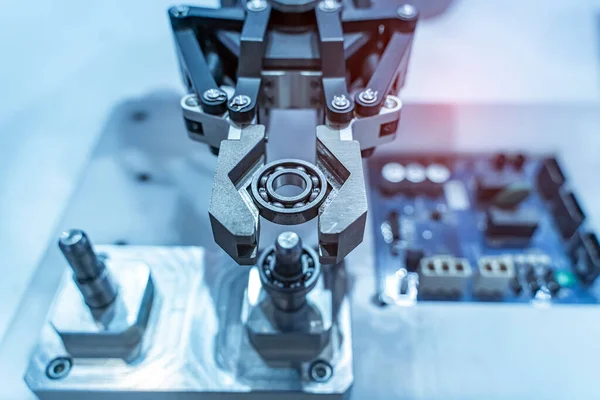 Endüstriyel akıllı robot akıllı fabrika, endüstri 4.0 ve teknoloji konsepti üzerinde küresel dönen ve sürükleyici iş robotu ile çalışıyor.