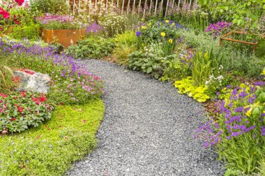 Bir bahçeden geçen kaya yolu.