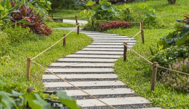 Bir bahçeden geçen kaya yolu.