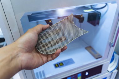 3D baskılı ayakkabı figürlü el. Yakın plan.