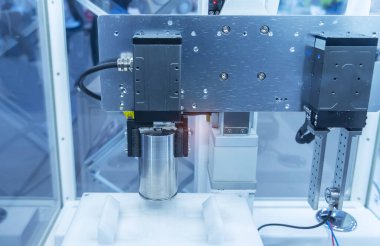 Lityum batarya endüstriyel üretim fabrikasında yapay zeka makinesi.