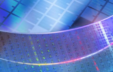 Elektronikte entegre devrelerin üretimi için kullanılan mikroçipli mavi Silikon Wafer..