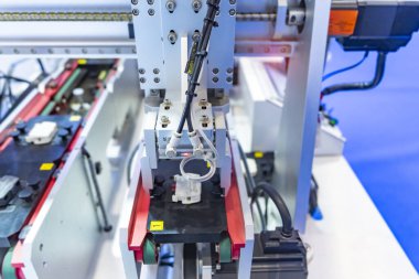 Endüstriyel üretim tesisinde robot kol makinesi aracı, Akıllı fabrika endüstrisi 4.0 konsepti.