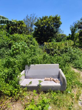 otların arasında terk kanepe