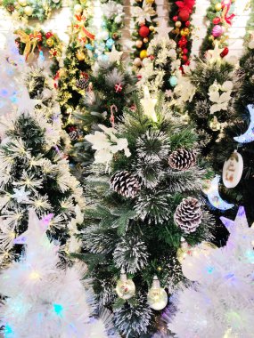 Dekorasyonlu Noel ağacı, tatil konsepti.