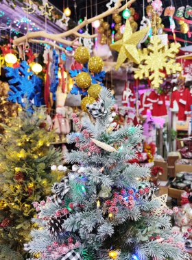 Dekorasyonlu Noel ağacı, tatil konsepti.