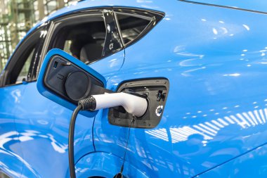 Otoparkta elektrikli araba şarj istasyonu ile şarj ediliyor..